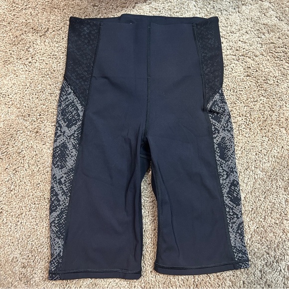 Athleta Stay Fly 9" Biker Shorts- Black Gym Workout Athletic Activewear - Picture 2 of 6